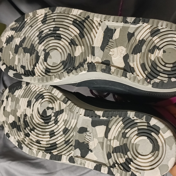 Nikes - Picture 4 of 4